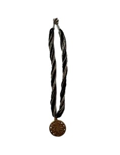 Photo de Collier en perle noire et argentée avec amulette fleur de lotus - encens.business - Boutique ésotérique en ligne - vente de C