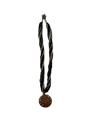 Photo de Collier en perle noire et argentée avec amulette fleur de lotus - encens.business - Boutique ésotérique en ligne - vente de C