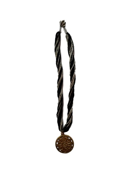 Photo de Collier en perle noire et argentée avec amulette fleur de lotus - encens.business - Boutique ésotérique en ligne - vente de C
