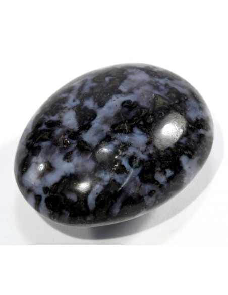 Photo de Galet en Gabbro Merlinite 7 cm - encens.business - Boutique ésotérique en ligne - vente de Galet en Gabbro Merlinite 7 cm