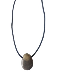 Photo de Pendentif percé en flint - encens.business - Boutique ésotérique en ligne - vente de Pendentif percé en flint