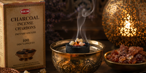 Comment utiliser le charbon à encens ? Guide complet pour brûler vos résines naturelles